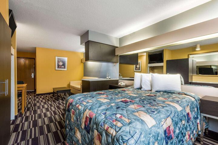 1 Queen Bed Accessible Room (1 of 21)
