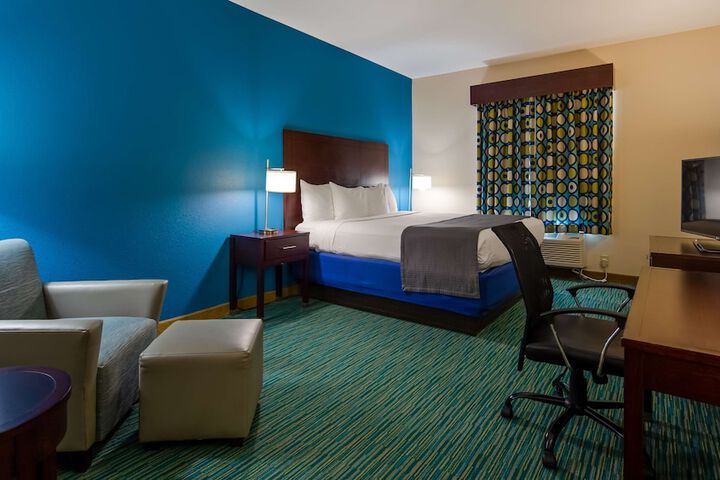 1 King Bed High Speed Internet Accessible Microwave and Refrigerator Flat Screen Television Full Breakfast (2 of 7)
