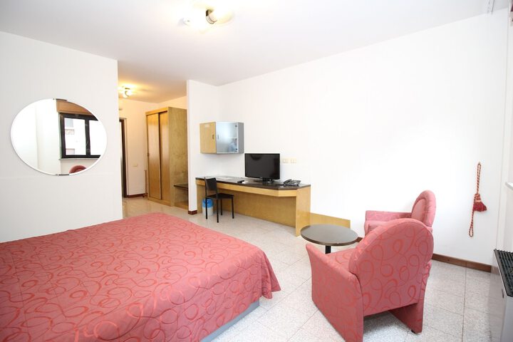Room 9 of 17