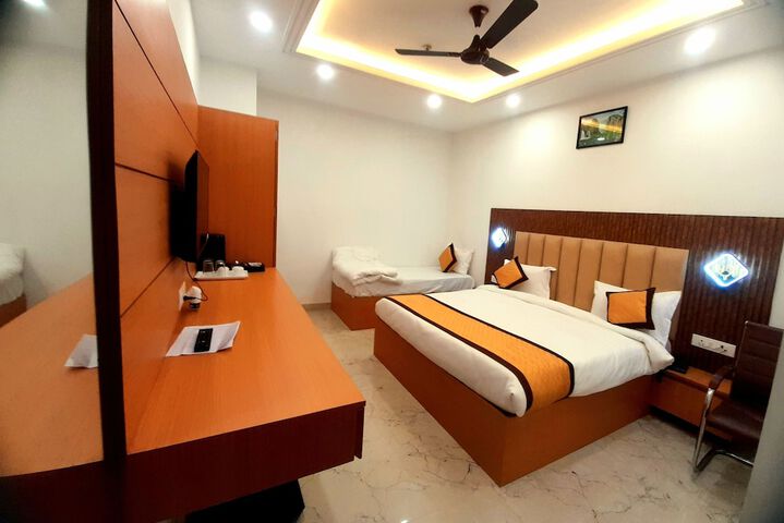 Room 9 of 33
