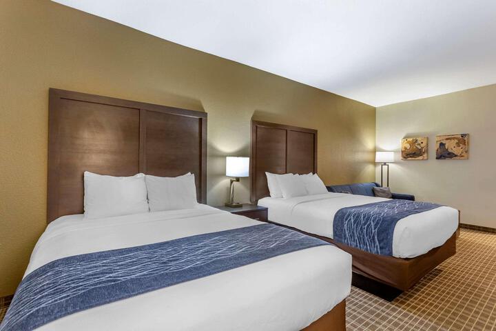 2 Queen Beds (7 of 9)