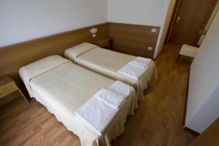 Room 4 of 43