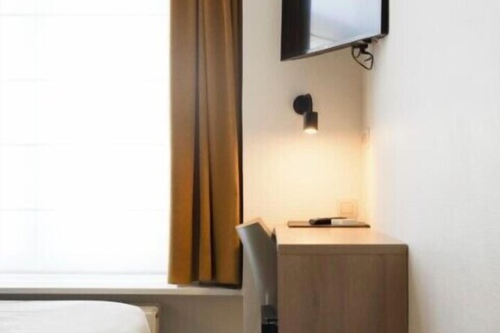 Room 12 of 77