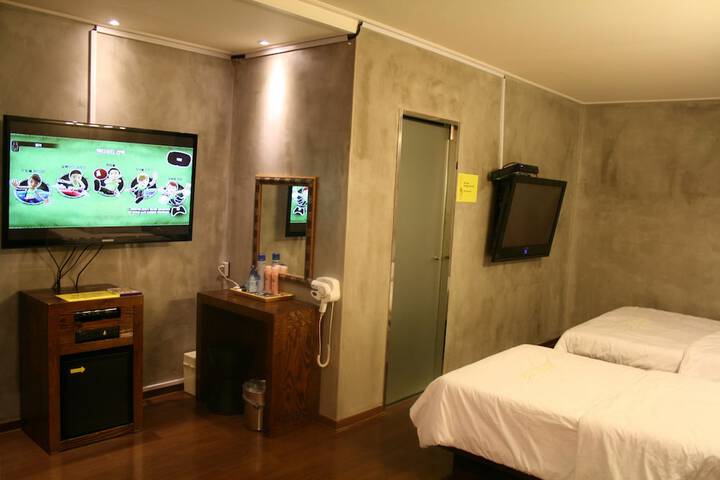 Room 8 of 42