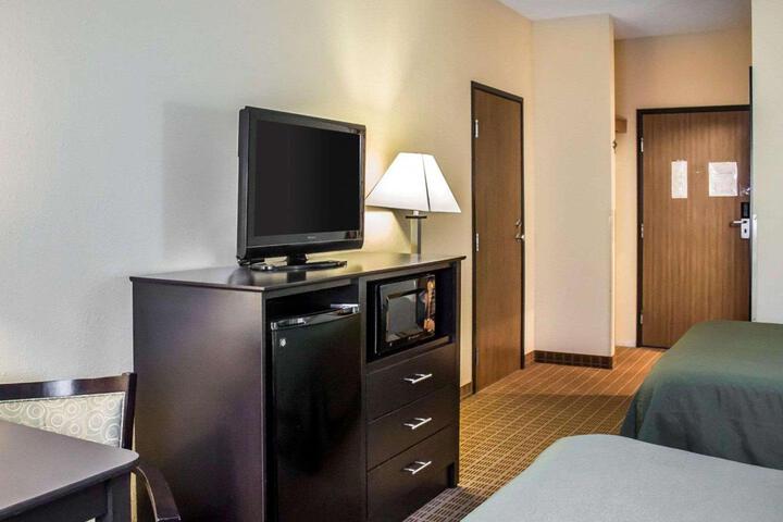 1 Queen Bed (1 of 8)