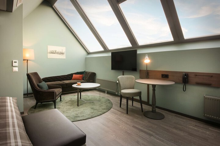 Room 6 of 56