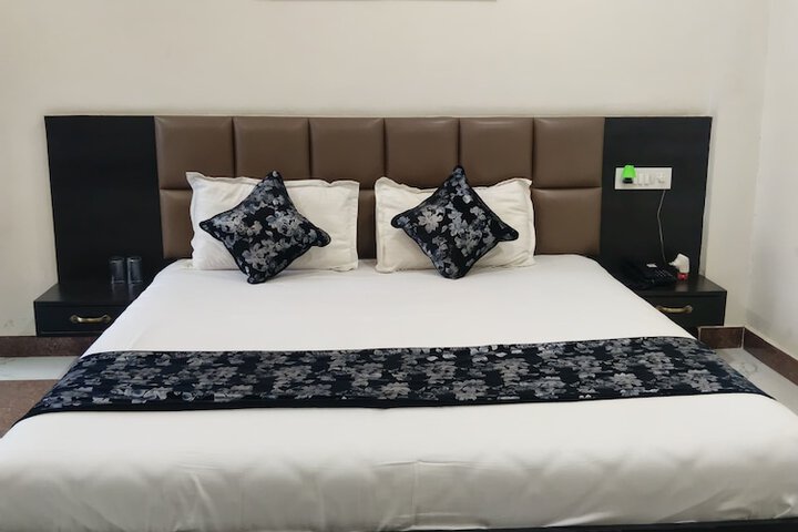 Room 4 of 13