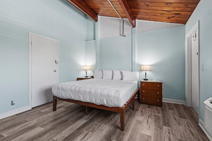 Room 5 of 82