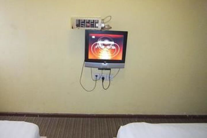 Room 10 of 12