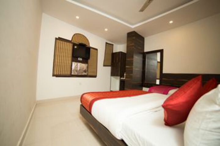 Room 10 of 14