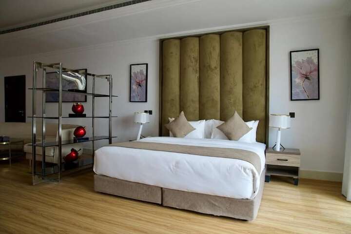 Room 27 of 100