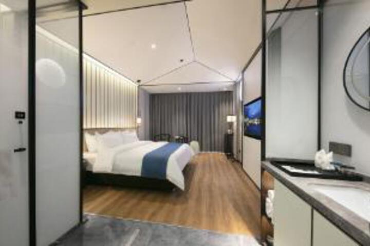 Room 17 of 18