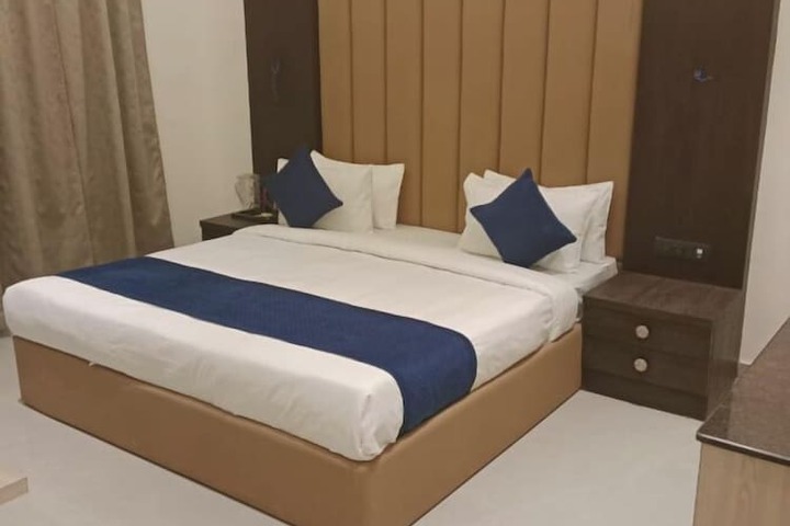 Room 6 of 12