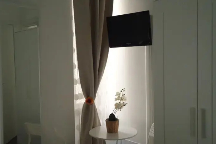 Room 2 of 8