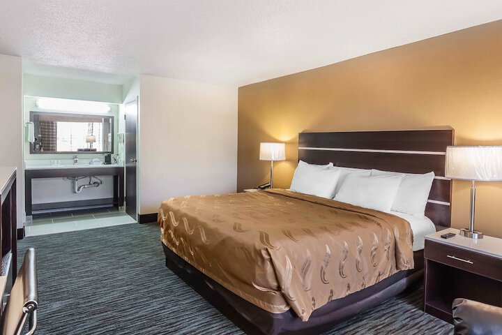 1 King Bed (8 of 9)