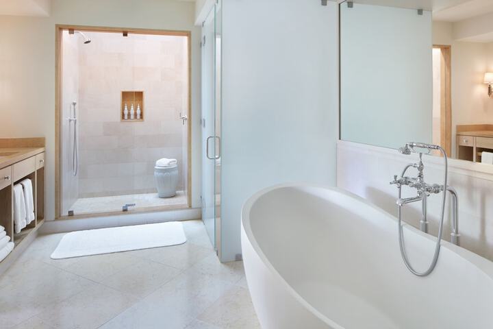 Deep soaking bathtub