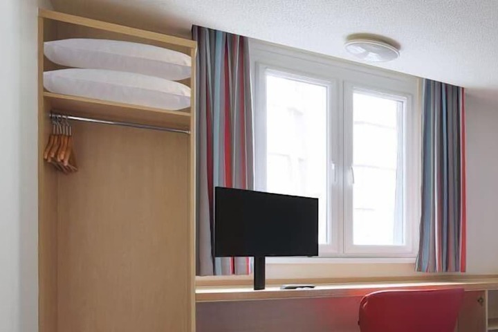 Room 12 of 18