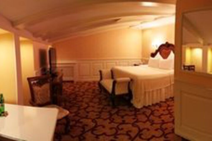 Room 10 of 16