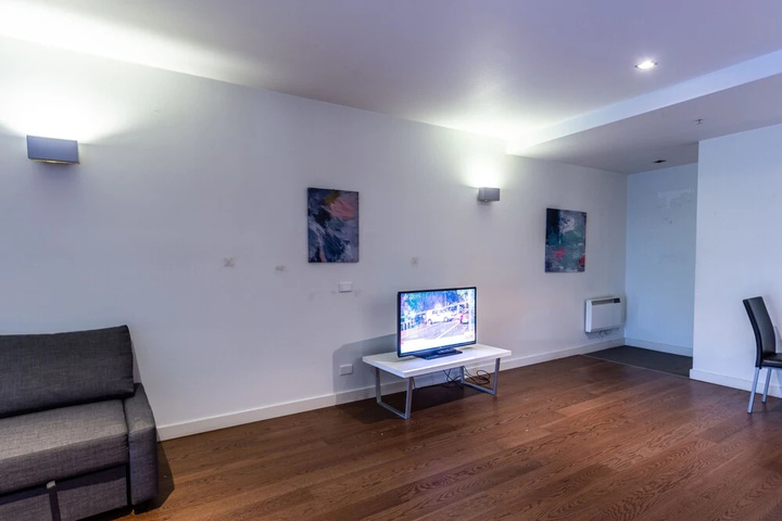 Room 10 of 14