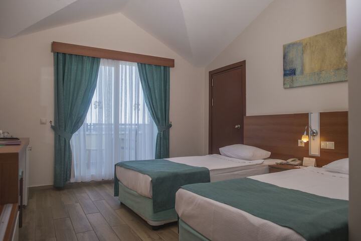 Room 6 of 80