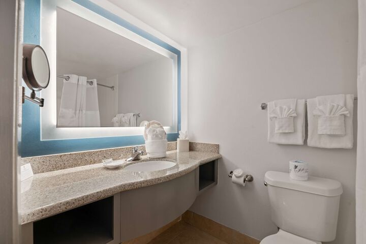 Double Accessible Queen Size Bed (3 of 18)