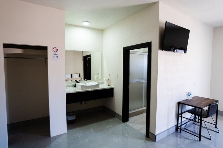 Room 39 of 211