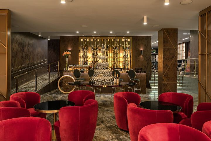 Lounge 86 of 93