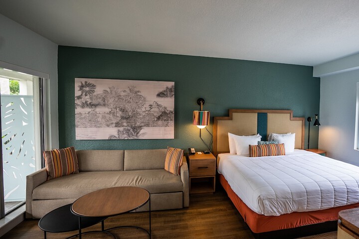 Room 10 of 28