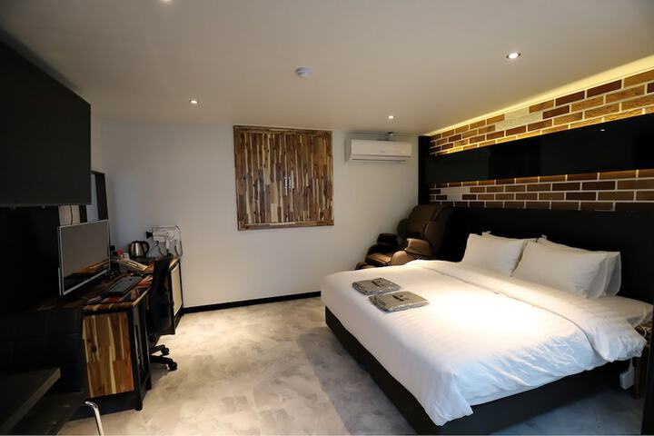 Room 8 of 27