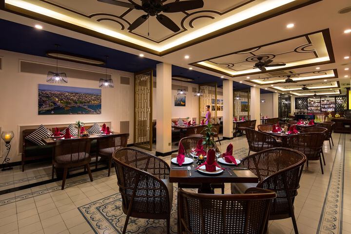 Dining 80 of 122