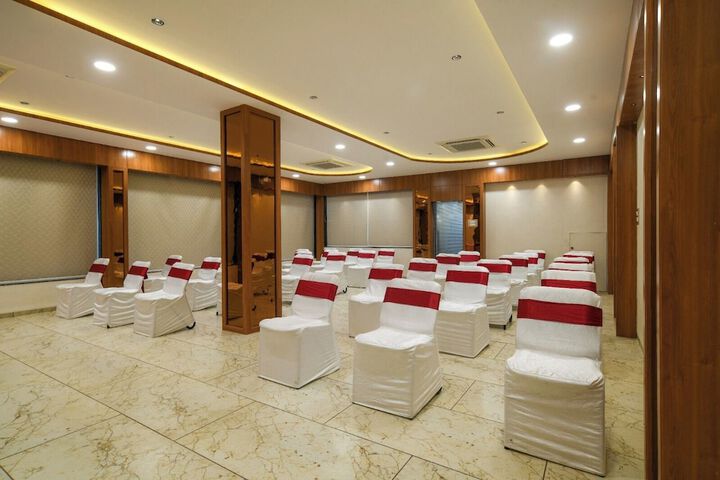Ballroom/Hall 26 of 31