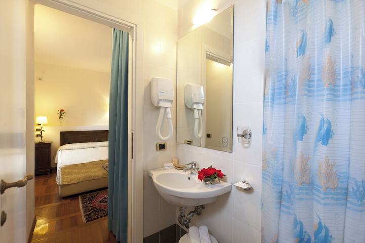 Room 21 of 48