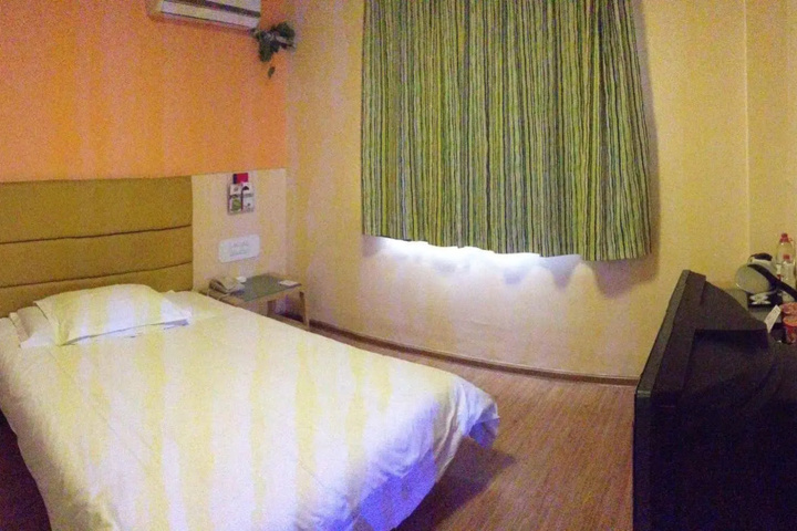 Room 5 of 12