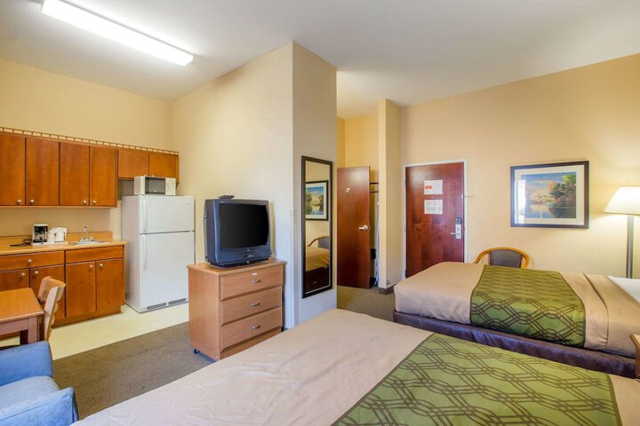 1 Queen Bed (7 of 11)