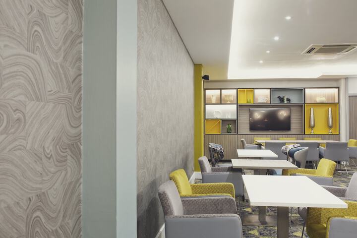 Lounge 194 of 292