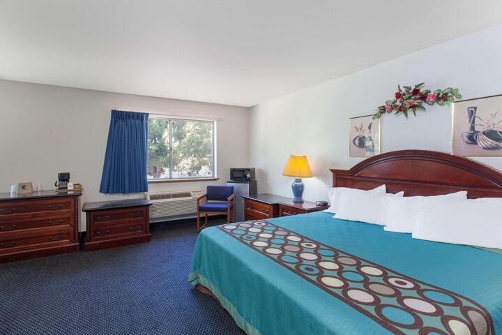 1 King Bed (3 of 7)