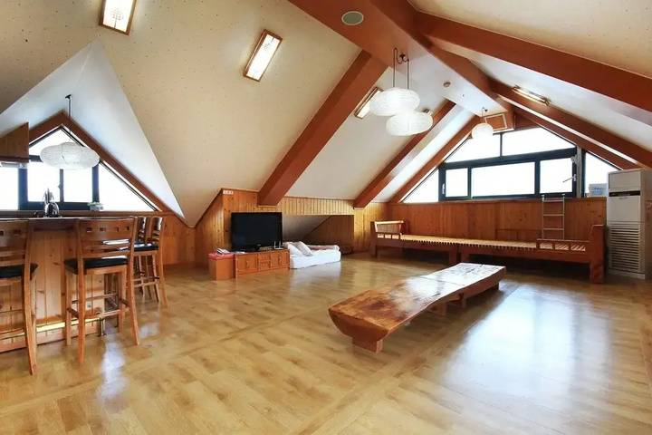 Room 4 of 6