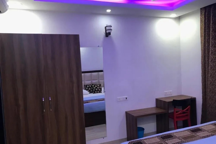 Room 6 of 14