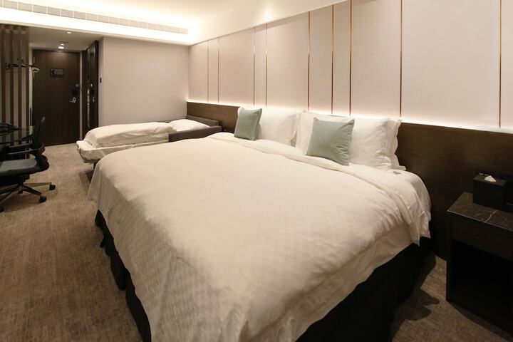Room 17 of 32