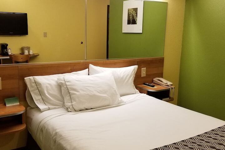 1 Queen Bed (20 of 22)