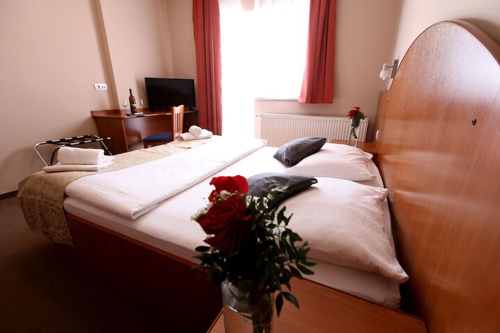 Room 8 of 94