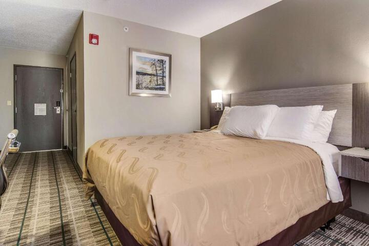 1 Queen Bed (10 of 21)