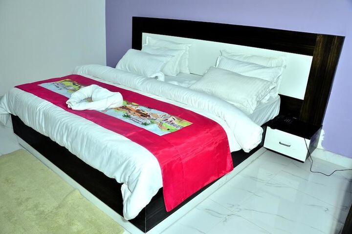 Room 4 of 9