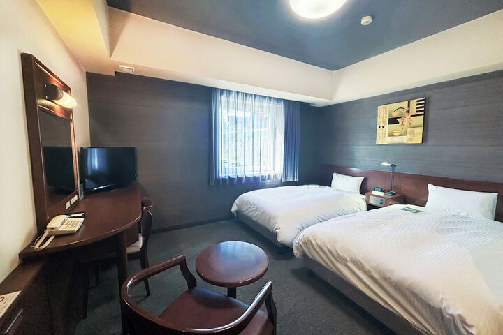 Room 11 of 37