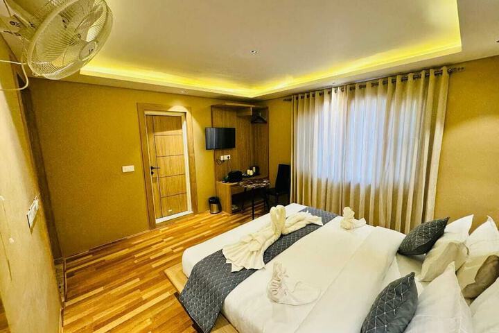 Room 4 of 8