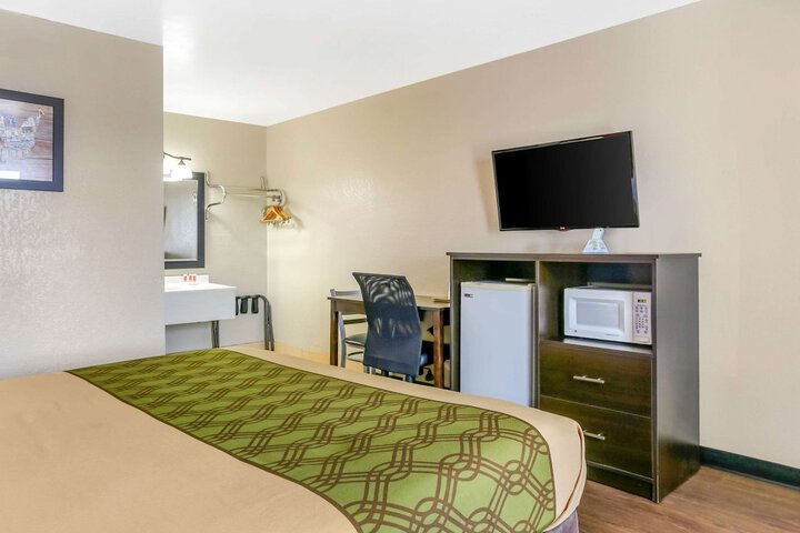 1 Queen Bed (4 of 10)