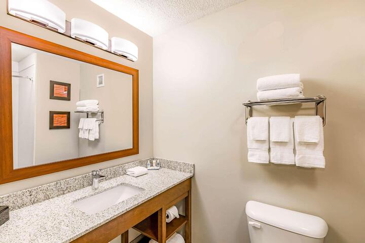 1 Queen Bed (5 of 11)