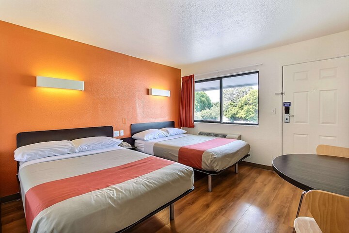 Double Accessible Queen Size Bed (2 of 5)