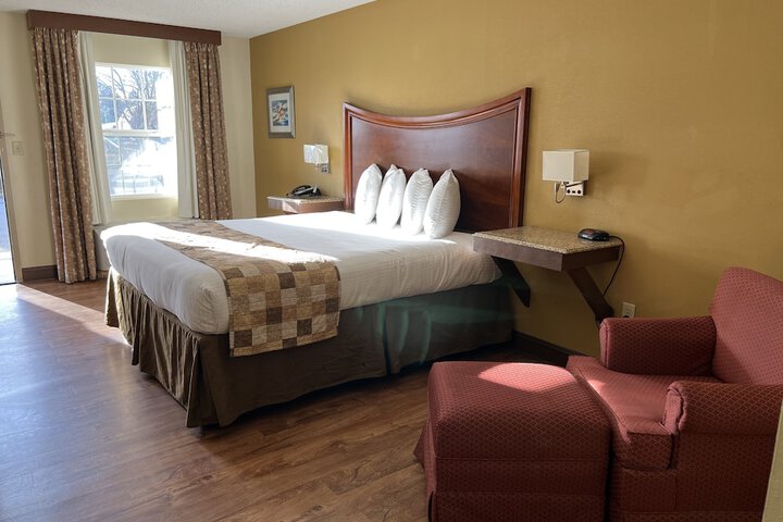 1 King Bed (4 of 6)