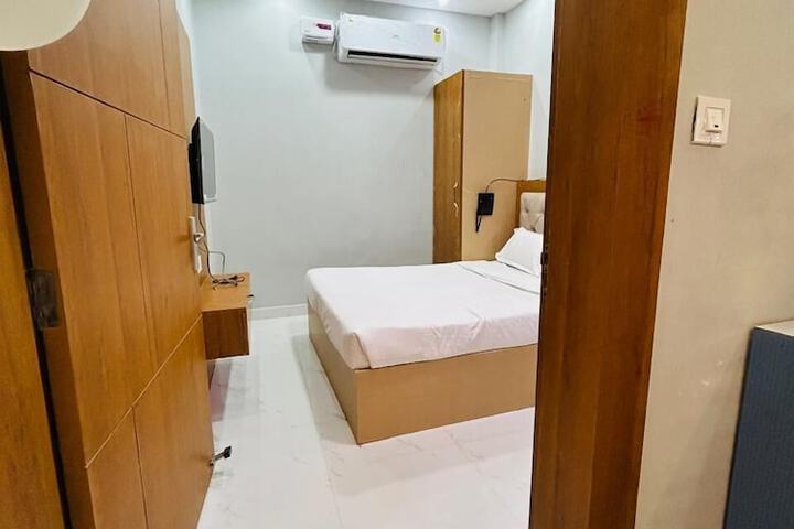 Room 5 of 11